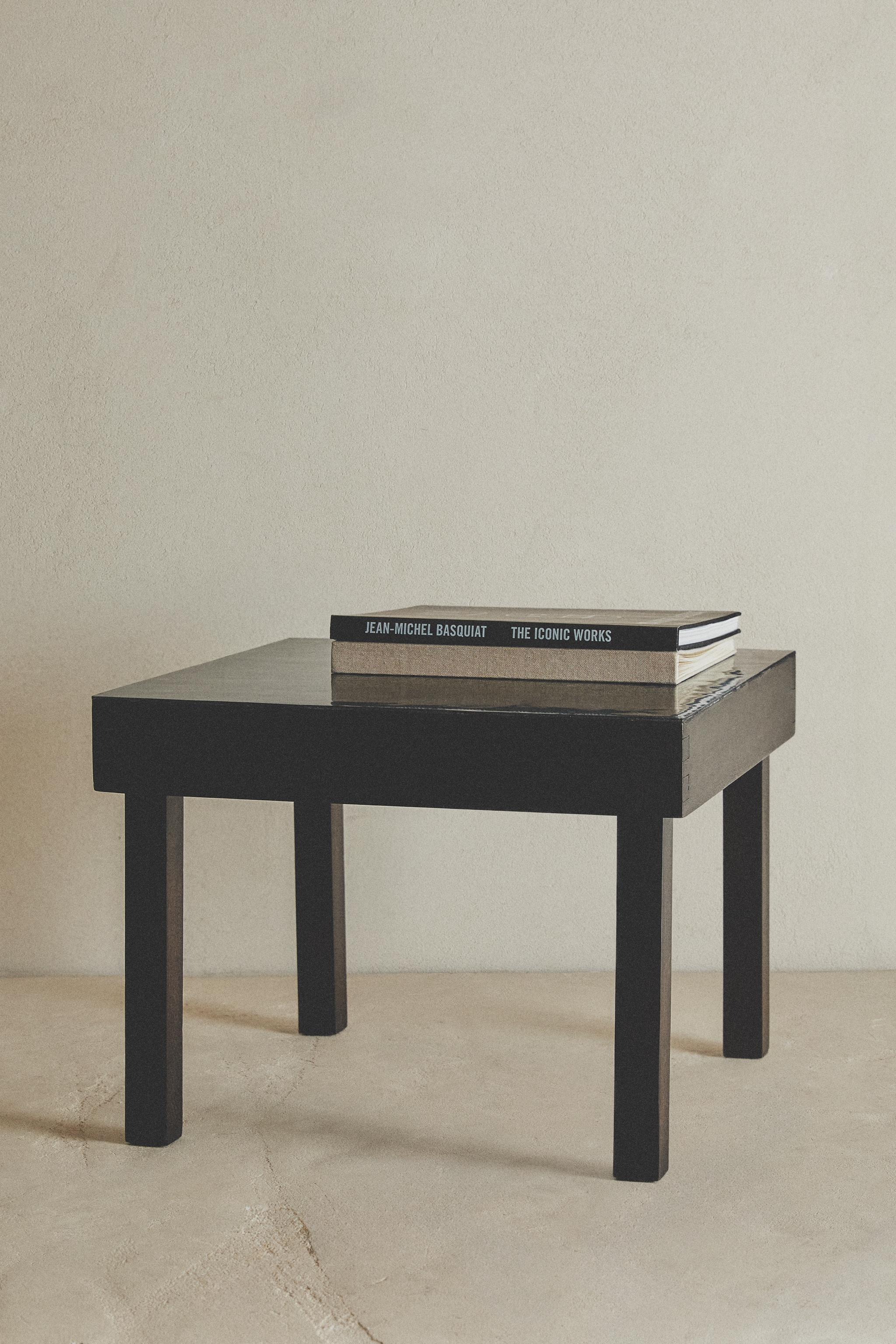 SIDE TABLE MADE OF WOOD AND LEATHER
